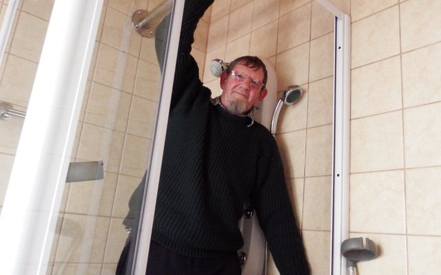  Kobus du Toit in sy stort wat met gerieflike vlekvryestaal-ondersteunende toerusting deur Gansbaai Marine toegerus is om dit vir hom veel makliker te maak